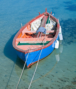彩色划艇在清澈的大海中图片