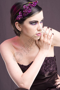 紫色妆容的黑发女人背景图片