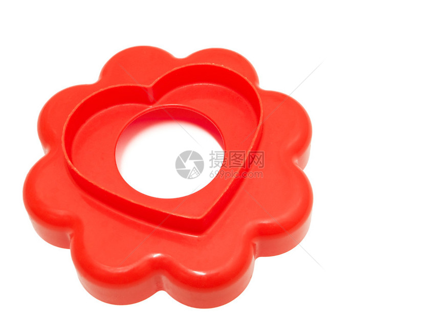 白色背景上的心红色硅胶饼干模具图片