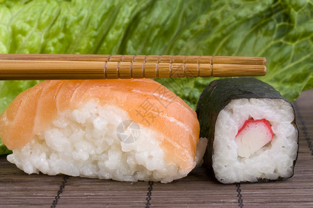 典型的日本寿司和生鱼片食物图片