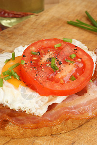 番茄面包配一些培根和煎蛋图片