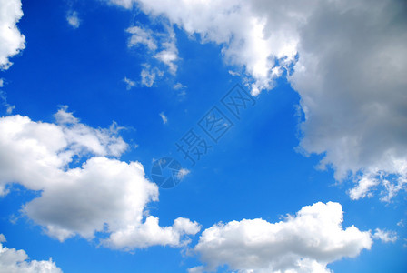 天空中美丽的蓬松云彩图片