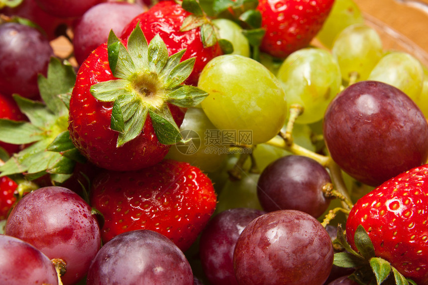 新鲜的草莓和葡萄图片