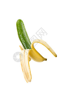 香蕉在白色背景上孤立的黄瓜图片