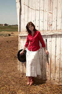 农场背景的美丽女孩的肖像图片