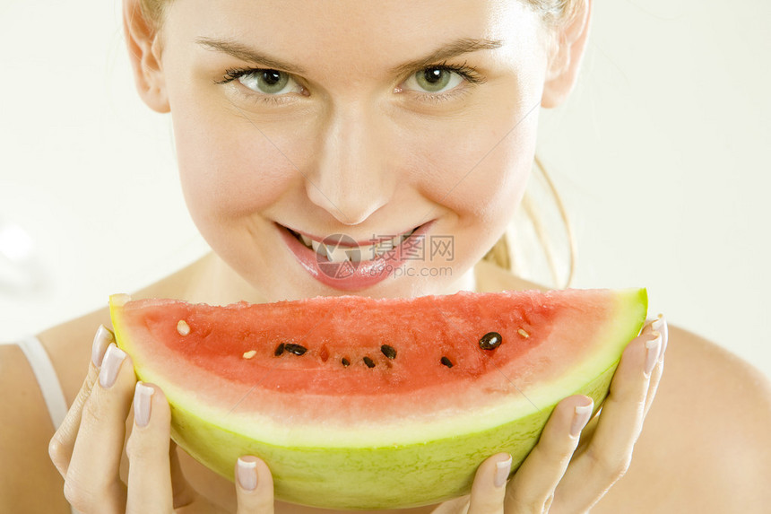 吃瓜的女人的画像图片