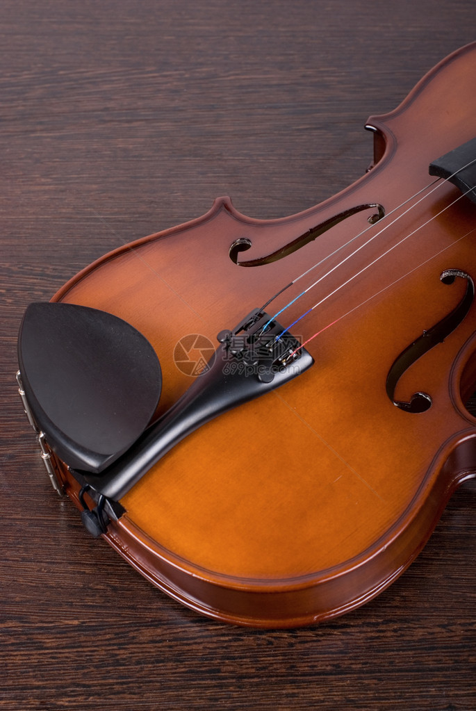 古老的小提琴特写在棕图片