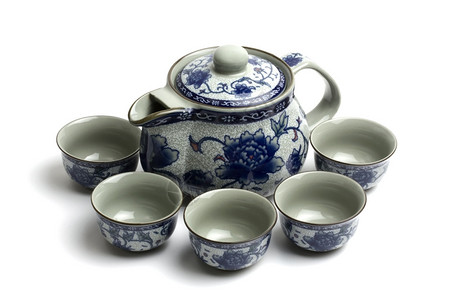 茶具杯子和茶壶在白色上隔开图片