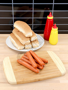 法兰克福香肠热狗面包和厨房长图片
