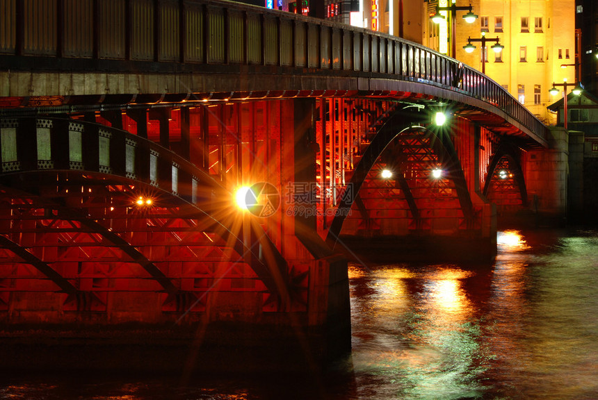 日本东京著名的红色东风桥和夜间照图片