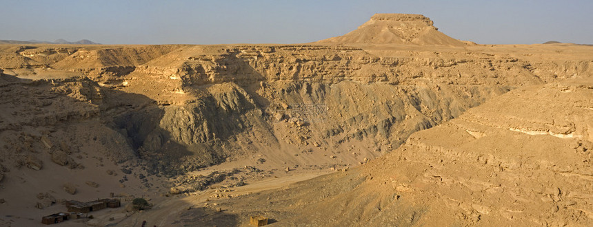 岩石沙漠场景的全景图片