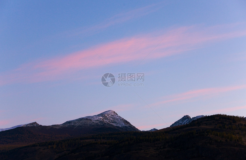 黎明时分白顶的山景图片