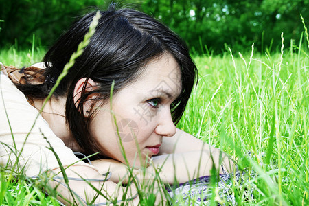 躺在公园草地上的年轻女图片