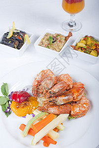 白盘上的虎虾和蔬菜点图片