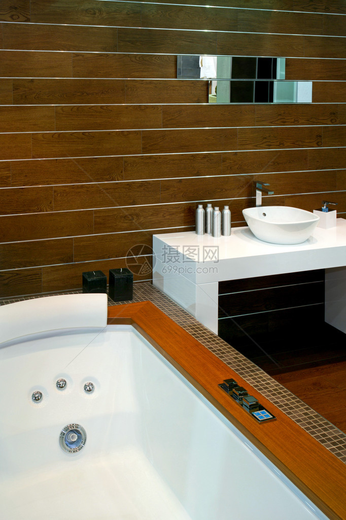 带木墙和水疗浴缸的现代浴室图片