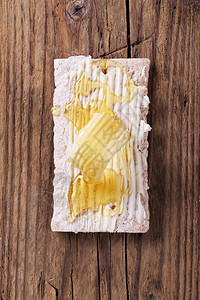 脆面包黄油和蜂蜜的切片图片
