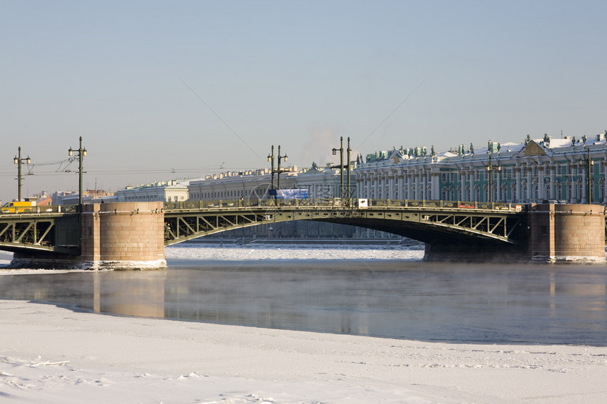 圣彼得堡宫桥后面的冬季图片