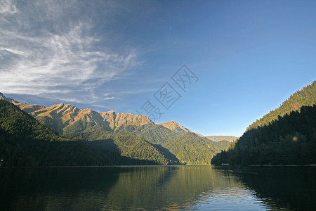 高山湖景图片