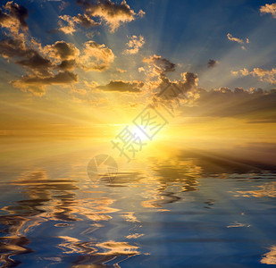 与美好的日落的抽象题材在水图片