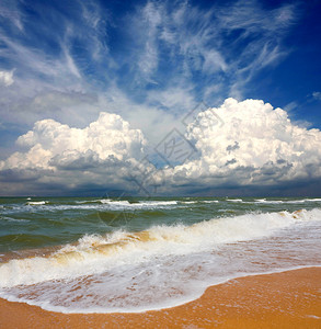 与美好的云彩的海风景图片