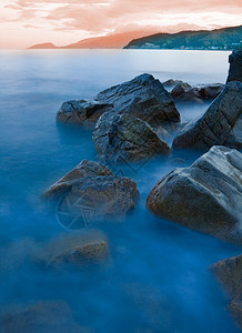 景观与海水中的石头图片