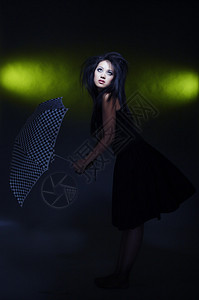 在黑暗背景上拿着雨伞的布朗特女士艺术黑暗图片