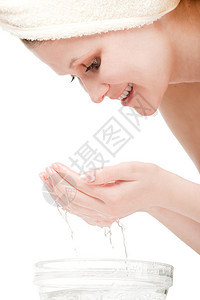 用毛巾洗头的年轻女子图片