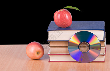 苹果dvd和书籍作为向新学习方式过渡的标图片