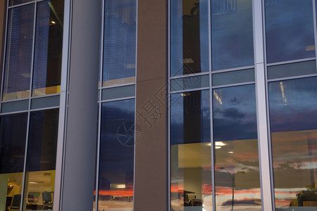 建筑抽象一个有日落反射的图书馆大窗口科罗拉多州立大学图片