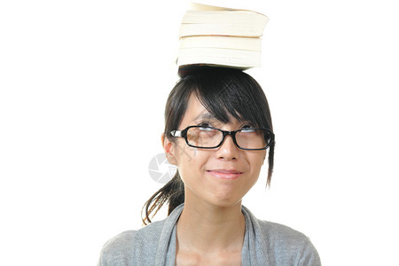 头上有书的女孩图片