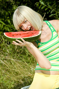吃瓜的女人的画像背景