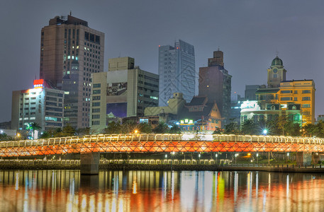 高雄彩桥与建筑的城市夜景图片