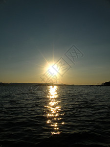 日落在海面上在croati图片