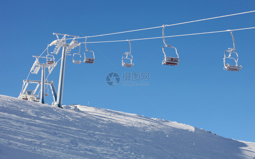 滑雪缆车到山顶图片