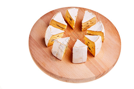 卡芒贝尔奶酪在木板上切成放射状背景图片