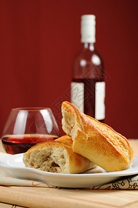 新鲜的法式面包配红酒图片