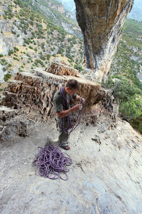 攀岩者在攀登后缠绕一根绳子图片