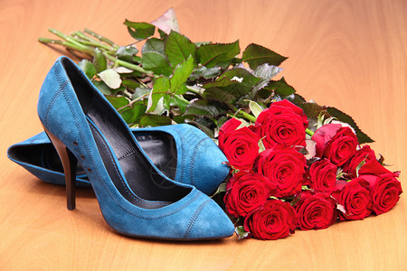一对蓝色女鞋子图片