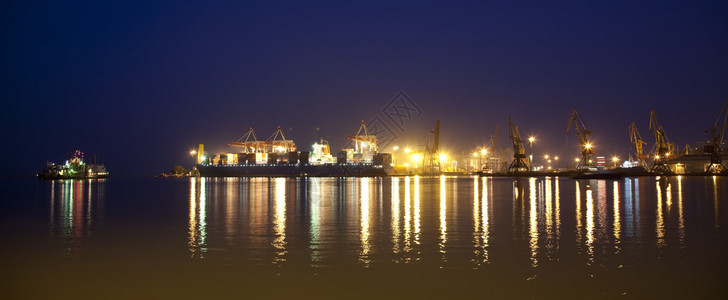 晚上在港口的货船图片