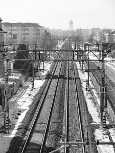 黑白火车的铁路高图片