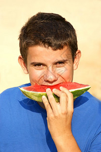 一个吃西瓜的男少年图片