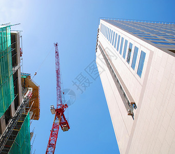 蓝色天空上建筑工图片