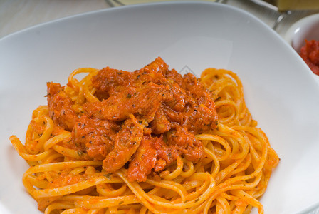 意大利面配新鲜自制番茄和鸡肉酱图片