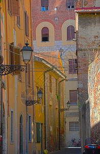 意大利比萨市的老建筑狭窄的小巷图片