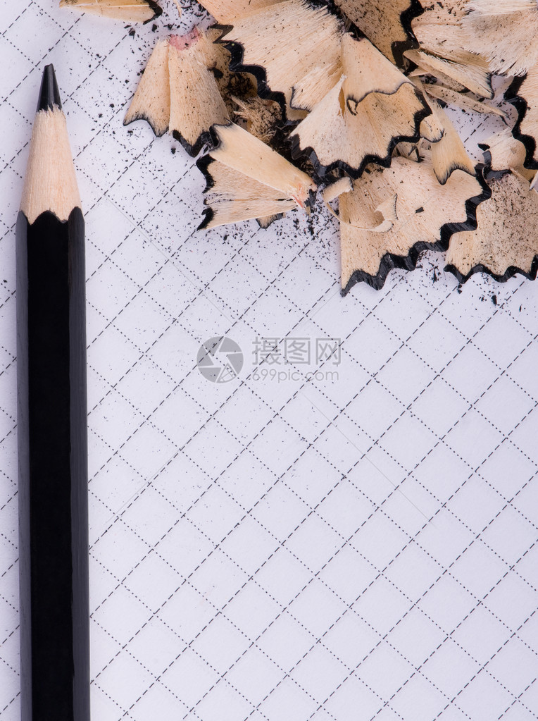 黑色铅笔和刨花背景图片