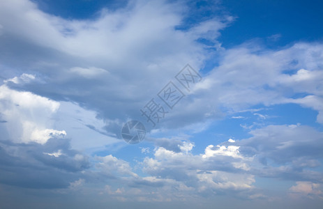 与云彩的蓝天表面图片