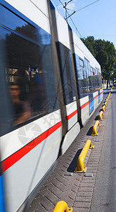 横跨陆地的铁电动火车在一条街道上行图片