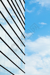 有云彩反射的玻璃大厦墙壁图片