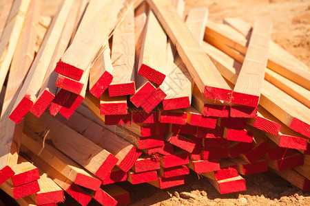 2x4建筑木头和红漆图片
