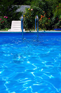 花园里的豪华度假村游泳池图片